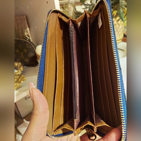 Blue faux croc long wallet - Picture 3 of 6